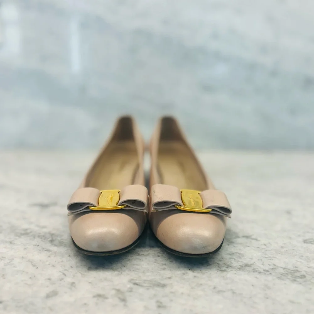 Salvatore Ferragamo Vara Bow Heels in soft pink oyster, size 6B - Picture 2 of 13